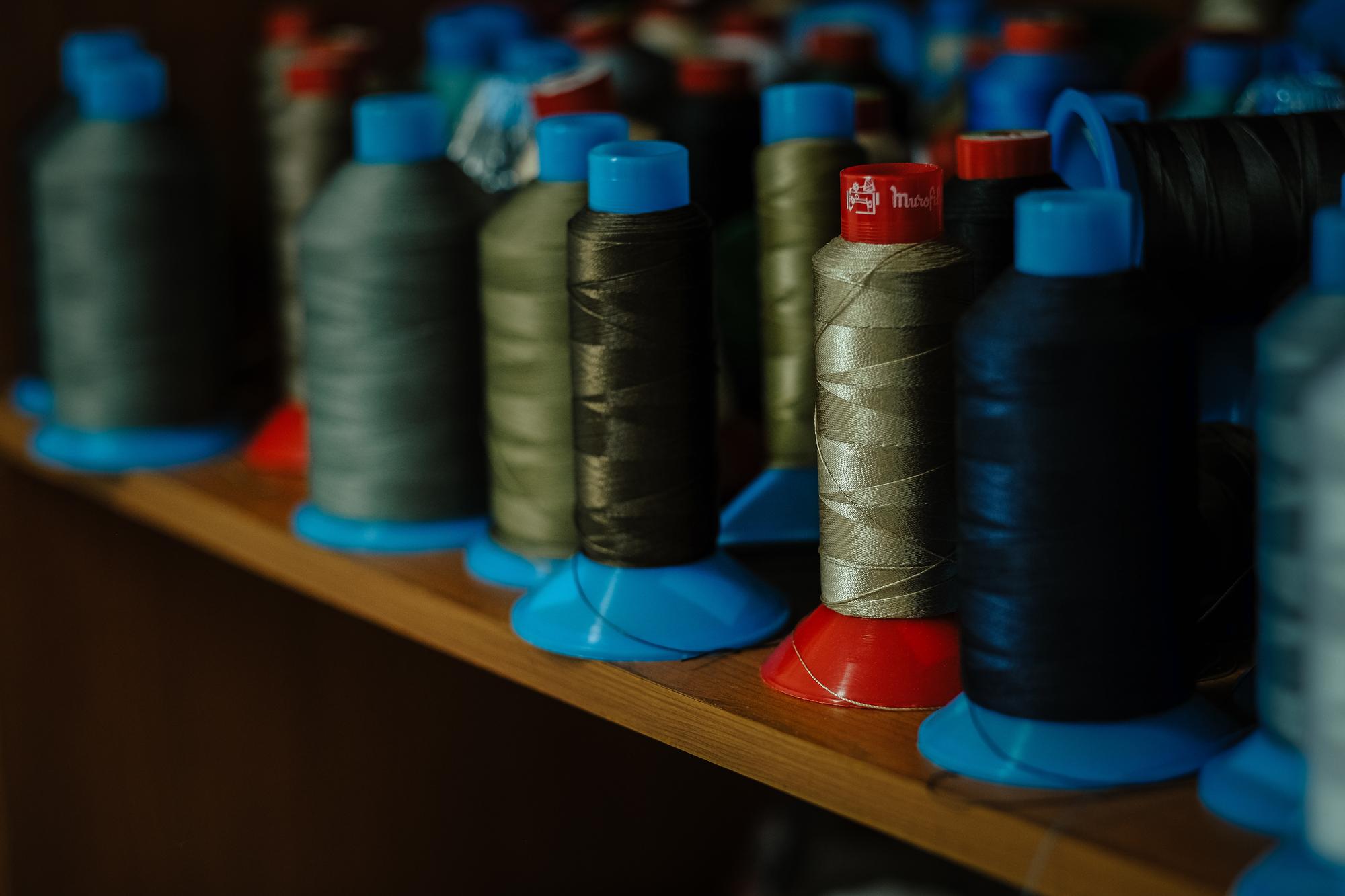 Kompozycja materiałów i nici przygotowana do produkcji